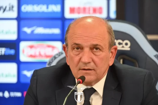 Fabiani in conferenza: “Alla Lazio sta succedendo qualcosa di anomalo, domani sporgo denuncia” Maurizio Sarri e Angelo Fabiani in riunione al centro sportivo di Formello, con un blocco appunti sul tavolo.