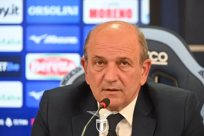 Maurizio Sarri e Angelo Fabiani in riunione al centro sportivo di Formello, con un blocco appunti sul tavolo.