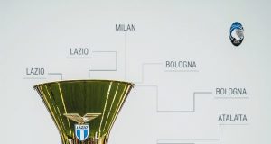 Coppa Italia 2025/2026: sorteggiato il tabellone! La Lazio è testa di serie, possibile derby solo in finale Trofeo Coppa Italia con il logo della Lazio e un tabellone stilizzato, a simboleggiare il percorso dei biancocelesti nella prossima edizione.