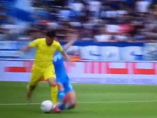 Grafica che simboleggia la polemica sul rigore non concesso alla Lazio contro l'Empoli e la controversa reazione sui social media della Lega Serie A, con icone che rappresentano il calcio, l'arbitro e i social media. Fonti e contenuti correlati