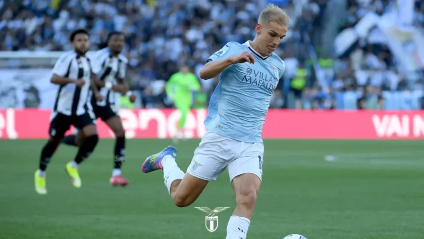 Una foto del giocatore Gustav Isaksen con la maglia della Lazio, che si allena con i compagni a Formello dopo l'infortunio.