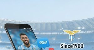 Since1900 sbarca sul tuo smartphone: è disponibile la nostra nuova app ufficiale per Android! Lancio della nuova app di Since1900 per Android, con uno smartphone che mostra l'applicazione e il logo di Google Play.