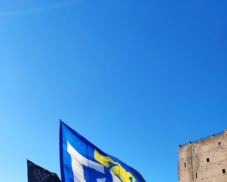 LAZIO: Ultras in Protesta Contro Amichevole a Rieti. “Ennesima Follia, Lotito Si Guardi la Partita da Solo!” Un gruppo di tifosi della Lazio con uno striscione di protesta in un contesto esterno, non allo stadio.