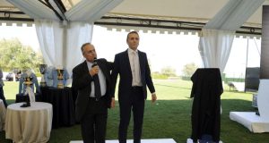 LAZIO: Lovati Svela i Segreti del Ritiro Precampionato. “Sarri, Occhio ai Muscoli: Lavoro su Misura per Evitare Infortuni” Uno staff medico sportivo o un atleta sottoposto a test fisici in un centro sportivo.