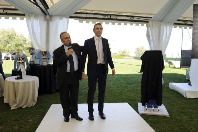 Uno staff medico sportivo o un atleta sottoposto a test fisici in un centro sportivo.