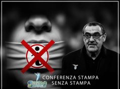 Ufficiale Lazio: Presentazione Sarri 2025 a Porte Chiuse, Tifosi in Rivolta Contro la Società “Blindata” "Immagine simbolica di una bocca imbavagliata o un microfono con divieto, con la sagoma di Maurizio Sarri sullo sfondo, a rappresentare la conferenza stampa a porte chiuse della Lazio e la chiusura della comunicazione."