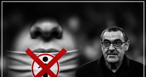 Ufficiale Lazio: Presentazione Sarri 2025 a Porte Chiuse, Tifosi in Rivolta Contro la Società “Blindata” "Immagine simbolica di una bocca imbavagliata o un microfono con divieto, con la sagoma di Maurizio Sarri sullo sfondo, a rappresentare la conferenza stampa a porte chiuse della Lazio e la chiusura della comunicazione."