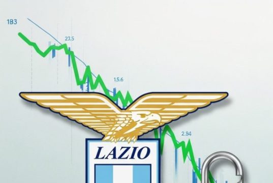 Lazio: Piano Salvezza tra tagli e scadenze, Obiettivo Sbloccare il Mercato a Gennaio "Logo della Lazio con un grafico in discesa per il monte ingaggi e un lucchetto che si apre, simboleggiando la strategia del club per ridurre i costi e sbloccare il mercato a gennaio."