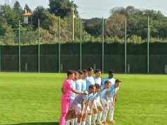Lazio-Cagliari Primavera 0-1: Sconfitta al 77′, Zero Punti in Classifica Un'azione di gioco dalla partita Lazio Primavera contro il Cagliari, con i giovani calciatori in campo.