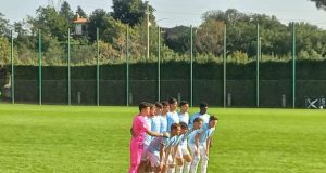 Lazio-Cagliari Primavera 0-1: Sconfitta al 77′, Zero Punti in Classifica Un'azione di gioco dalla partita Lazio Primavera contro il Cagliari, con i giovani calciatori in campo.