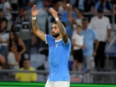 Lazio, la corsa al derby: tra recuperi, dubbi di formazione e ballottaggi chiave Una foto del giocatore Valentin Castellanos, sorridente, durante un'intervista post-partita con un microfono DAZN.