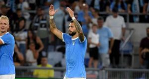 Lazio, attacco in crisi: 4 gol in 4 partite ma tutti in una sola gara. Emergenza offensiva per Sarri Una foto del giocatore Valentin Castellanos, sorridente, durante un'intervista post-partita con un microfono DAZN.