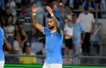 Castellanos Eletto MVP: “Sono Felice, Ma Dobbiamo Continuare Così. E Spero l’Assist di Rabona Non Sia Il Migliore” Una foto del giocatore Valentin Castellanos, sorridente, durante un'intervista post-partita con un microfono DAZN.