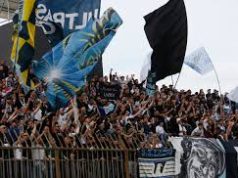 Biglietti Como-Lazio: Settore Ospiti Sold Out in Pochi Minuti! Oltre 1000 Tifosi Presenti Tifosi della Lazio in trasferta allo Stadio Sinigaglia di Como, con sciarpe e bandiere biancocelesti.