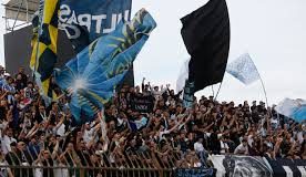 Biglietti Como-Lazio: Settore Ospiti Sold Out in Pochi Minuti! Oltre 1000 Tifosi Presenti Tifosi della Lazio in trasferta allo Stadio Sinigaglia di Como, con sciarpe e bandiere biancocelesti.
