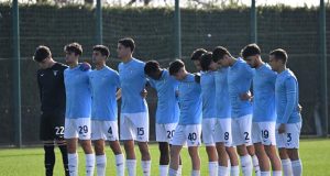 Campionato Primavera, Subito una Sconfitta per la Lazio: 1-2 Contro il Genoa. Non Basta il Gol di Serra I giocatori della Lazio Primavera esultano dopo un gol contro la Cremonese.
