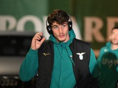 CALCIOMERCATO LAZIO: Davide Renzetti in Prestito al Bra. Sarri lo Saluta Il Giovane Portiere Classe 2006 Lascia Formello per la Sua Prima Esperienza tra i Professionisti in Serie C. ROMA – Prosegue il lavoro della Lazio sul fronte del calciomercato, che, come confermato da Maurizio Sarri, si concentra sulle cessioni per sfoltire la rosa. È stato definito, infatti, il futuro di Davide Renzetti, promettente portiere classe 2006, prodotto del vivaio biancoceleste. Secondo quanto raccolto dalla nostra redazione, il giovane estremo difensore si trasferisce al Bra, club che milita nel Girone B di Serie C, con la formula del prestito secco annuale. Per Renzetti si tratta della sua prima vera avventura tra i professionisti, un'occasione d'oro per maturare e mettere in pratica quanto appreso a Formello. Questa estate, infatti, Renzetti aveva lavorato a stretto contatto con la prima squadra di Maurizio Sarri, che lo aveva inserito nella lista dei convocati per il ritiro. La società biancoceleste continuerà a monitorare la sua crescita e valuterà i suoi progressi al termine della stagione, in vista di un suo possibile rientro nella Capitale.