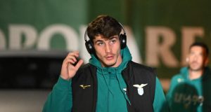 CALCIOMERCATO LAZIO: Davide Renzetti in Prestito al Bra. Sarri lo Saluta Il Giovane Portiere Classe 2006 Lascia Formello per la Sua Prima Esperienza tra i Professionisti in Serie C. ROMA – Prosegue il lavoro della Lazio sul fronte del calciomercato, che, come confermato da Maurizio Sarri, si concentra sulle cessioni per sfoltire la rosa. È stato definito, infatti, il futuro di Davide Renzetti, promettente portiere classe 2006, prodotto del vivaio biancoceleste. Secondo quanto raccolto dalla nostra redazione, il giovane estremo difensore si trasferisce al Bra, club che milita nel Girone B di Serie C, con la formula del prestito secco annuale. Per Renzetti si tratta della sua prima vera avventura tra i professionisti, un'occasione d'oro per maturare e mettere in pratica quanto appreso a Formello. Questa estate, infatti, Renzetti aveva lavorato a stretto contatto con la prima squadra di Maurizio Sarri, che lo aveva inserito nella lista dei convocati per il ritiro. La società biancoceleste continuerà a monitorare la sua crescita e valuterà i suoi progressi al termine della stagione, in vista di un suo possibile rientro nella Capitale.
