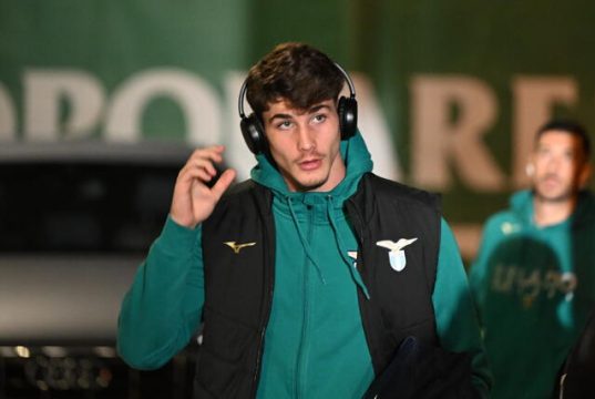 CALCIOMERCATO LAZIO: Davide Renzetti in Prestito al Bra. Sarri lo Saluta Il Giovane Portiere Classe 2006 Lascia Formello per la Sua Prima Esperienza tra i Professionisti in Serie C. ROMA – Prosegue il lavoro della Lazio sul fronte del calciomercato, che, come confermato da Maurizio Sarri, si concentra sulle cessioni per sfoltire la rosa. È stato definito, infatti, il futuro di Davide Renzetti, promettente portiere classe 2006, prodotto del vivaio biancoceleste. Secondo quanto raccolto dalla nostra redazione, il giovane estremo difensore si trasferisce al Bra, club che milita nel Girone B di Serie C, con la formula del prestito secco annuale. Per Renzetti si tratta della sua prima vera avventura tra i professionisti, un'occasione d'oro per maturare e mettere in pratica quanto appreso a Formello. Questa estate, infatti, Renzetti aveva lavorato a stretto contatto con la prima squadra di Maurizio Sarri, che lo aveva inserito nella lista dei convocati per il ritiro. La società biancoceleste continuerà a monitorare la sua crescita e valuterà i suoi progressi al termine della stagione, in vista di un suo possibile rientro nella Capitale.