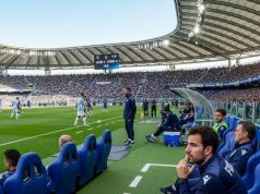 Como-Lazio: Dove Vederla in TV e Streaming, Orario e Probabili Formazioni Un'immagine che ritragga un'azione di gioco di una partita tra Lazio e Como, con Cesc Fàbregas in panchina.