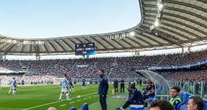 Como-Lazio: Dove Vederla in TV e Streaming, Orario e Probabili Formazioni Un'immagine che ritragga un'azione di gioco di una partita tra Lazio e Como, con Cesc Fàbregas in panchina.