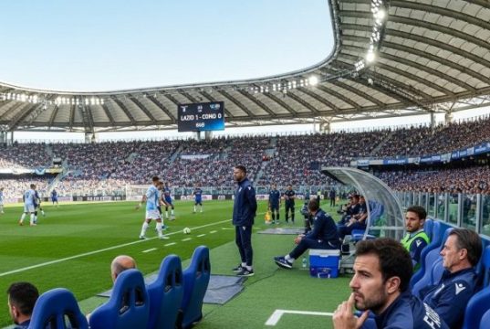 Como-Lazio: Dove Vederla in TV e Streaming, Orario e Probabili Formazioni Un'immagine che ritragga un'azione di gioco di una partita tra Lazio e Como, con Cesc Fàbregas in panchina.