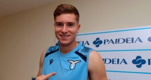 Genoa-Lazio: Formazioni Ufficiali. Sarri Ritorna al 4-2-3-1 con Basic Titolare Una grafica o un'immagine che mostra le due squadre, Genoa e Lazio, schierate con i loro moduli di gioco e i nomi dei giocatori titolari.