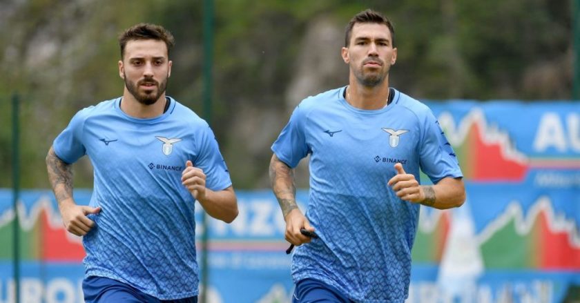Alessio Romagnoli in campo durante un allenamento con la maglia della Lazio