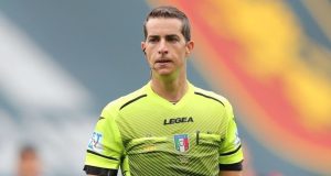 Genoa-Lazio: Sarà Ayroldi l’Arbitro del Monday Night. Tutti i Nomi del Team Arbitrale Una foto ravvicinata di un fischietto da arbitro, con uno sfondo neutro e un'illuminazione drammatica, a simboleggiare l'autorità della direzione di gara.