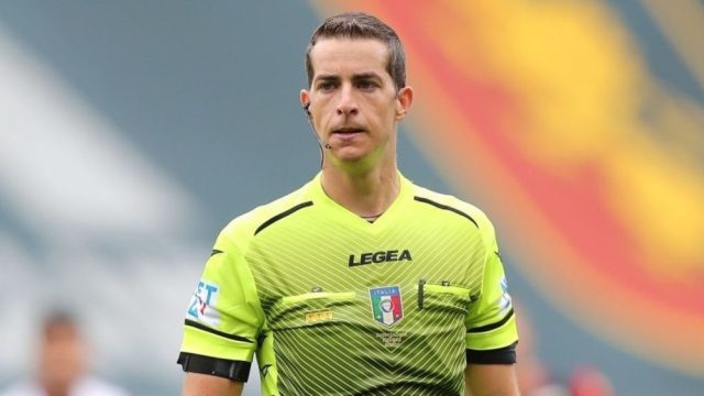 Una foto ravvicinata di un fischietto da arbitro, con uno sfondo neutro e un'illuminazione drammatica, a simboleggiare l'autorità della direzione di gara.