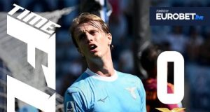 Derby, la Maledizione Continua: Lazio-Roma 0-1. Un Giorno di Lacrime, Follia, Sfortuna e Tanti Rimpianti Una foto dei giocatori della Lazio con espressioni di delusione dopo la sconfitta nel derby.