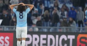 Giudice Sportivo: Stangata Lazio, Guendouzi e Belahyane. Multa di 2.000 Euro al Club Una foto di Matteo Guendouzi in maglia Lazio con un'espressione di frustrazione o rabbia durante una partita, magari con un arbitro sullo sfondo o un gesto di protesta.