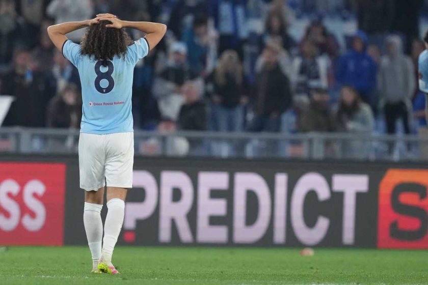 Mattéo Guendouzi con espressione arrabbiata mentre riceve il premio di migliore in campo ai microfoni di DAZN.