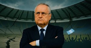 Lazio, Lotito ribadisce: “Non lascio il club. Patrimonio solido, penalizzati solo dal blocco del mercato” Una foto di Claudio Lotito, presidente della Lazio, con un'espressione decisa o arrabbiata, mentre parla ai giornalisti.