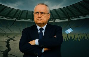 Lotito e le solite frasi: accetta solo i complimenti Una foto di Claudio Lotito, presidente della Lazio, con un'espressione decisa o arrabbiata, mentre parla ai giornalisti.