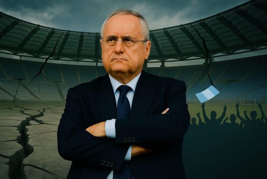 Lazio-Monza, cori contro Lotito dal settore ospiti: i tifosi biancocelesti applaudono Una foto di Claudio Lotito, presidente della Lazio, con un'espressione decisa o arrabbiata, mentre parla ai giornalisti.