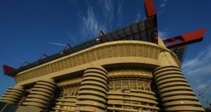 Biglietti Inter-Lazio: Aperta la Vendita del Settore Ospiti a San Siro. Info e Prezzi Una veduta del Terzo Anello Verde (Settore Ospiti) dello Stadio San Siro (Meazza) di Milano, illuminato di notte.