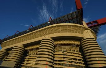 Biglietti Milan-Lazio: Settore Ospiti in Vendita, Obbligo di Tessera del Tifoso 🎫 Una veduta del Terzo Anello Verde (Settore Ospiti) dello Stadio San Siro (Meazza) di Milano, illuminato di notte.