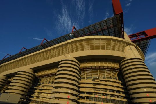 Biglietti Milan-Lazio: Settore Ospiti in Vendita, Obbligo di Tessera del Tifoso 🎫 Una veduta del Terzo Anello Verde (Settore Ospiti) dello Stadio San Siro (Meazza) di Milano, illuminato di notte.