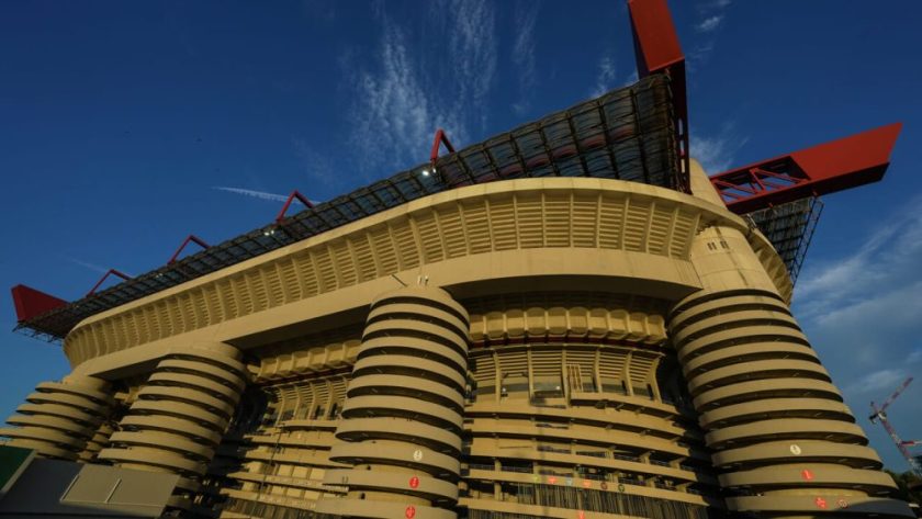 Una veduta del Terzo Anello Verde (Settore Ospiti) dello Stadio San Siro (Meazza) di Milano, illuminato di notte.