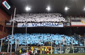 Lazio, esodo ad Ascoli: 2.000 tifosi, numeri da record La tifoseria della Lazio in trasferta con sciarpe e bandiere