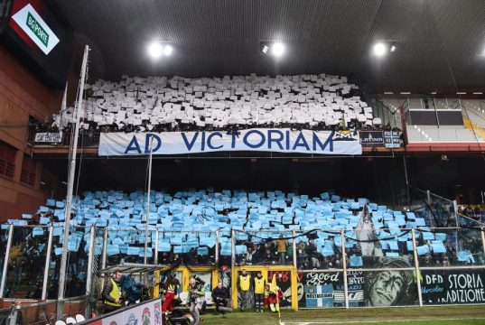Udinese-Lazio, nuova invasione biancoceleste: oltre 2.300 tifosi attesi al Bluenergy Stadium Muro di tifosi della SS Lazio nel settore ospiti durante una trasferta di Serie A