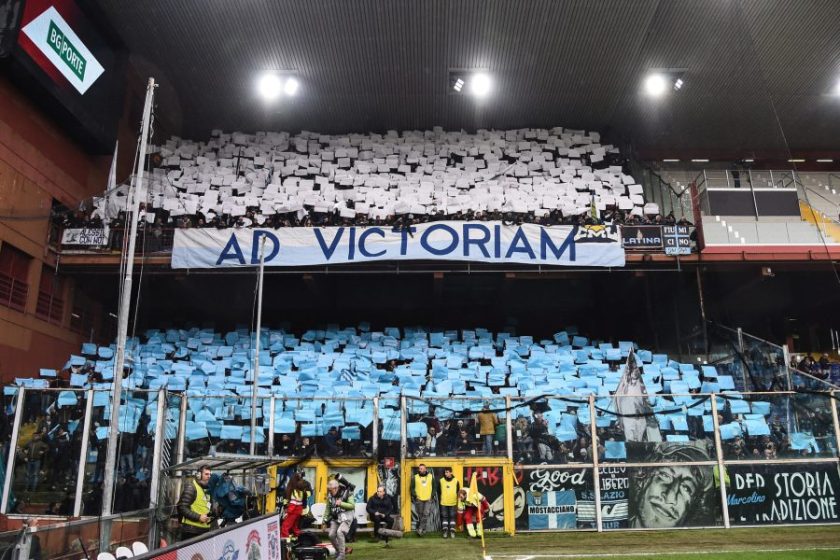 La tifoseria della Lazio in trasferta con sciarpe e bandiere