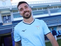 Lazio in emergenza a centrocampo: Sarri studia un cambio modulo per il Genoa Mario Gila in maglia Lazio durante un’azione difensiva all’Olimpico, osservato da scout di Chelsea e Brighton per un possibile trasferimento in Premier League.