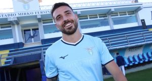 Lazio in emergenza a centrocampo: Sarri studia un cambio modulo per il Genoa Mario Gila in maglia Lazio durante un’azione difensiva all’Olimpico, osservato da scout di Chelsea e Brighton per un possibile trasferimento in Premier League.