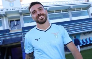 Sirene inglesi per Gila: Aston Villa e Tottenham sfidano la Lazio Mario Gila in maglia Lazio durante un’azione difensiva all’Olimpico, osservato da scout di Chelsea e Brighton per un possibile trasferimento in Premier League.