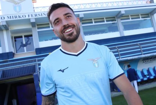 Sirene inglesi per Gila: Aston Villa e Tottenham sfidano la Lazio Mario Gila in maglia Lazio durante un’azione difensiva all’Olimpico, osservato da scout di Chelsea e Brighton per un possibile trasferimento in Premier League.