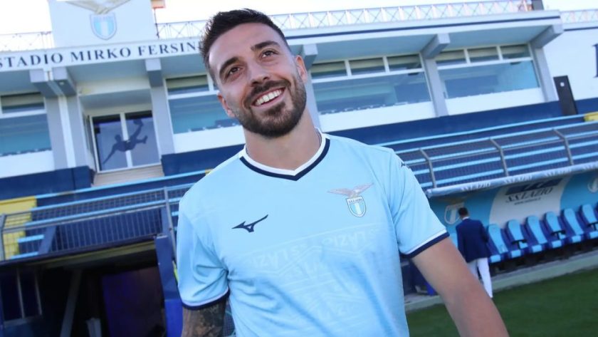 Mario Gila in chiusura su un avversario con la maglia della Lazio