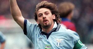Beppe Signori e la Lazio: un ritorno possibile? Beppe Signori con la maglia biancoceleste: simbolo della Lazio anni ’90 e possibile futuro tecnico nel settore giovanile.