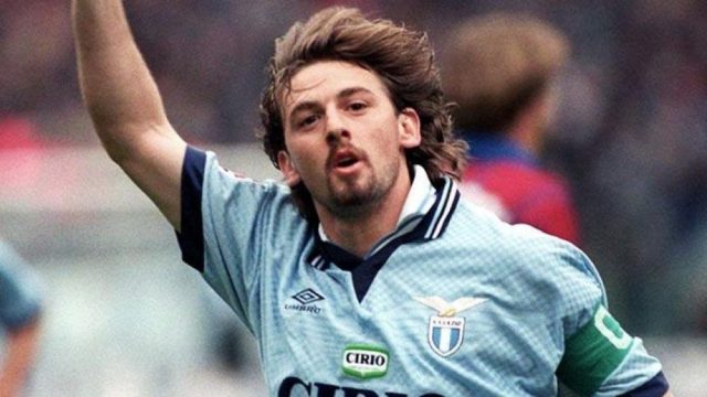 Beppe Signori con la maglia biancoceleste: simbolo della Lazio anni ’90 e possibile futuro tecnico nel settore giovanile.